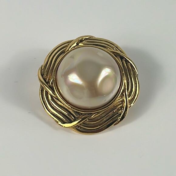 CHANEL Vintage Pearl Clip Earrings Gold tone x Beige Faux Pearl - Picture 2 of 7